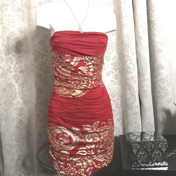 Strapless Red and Gold Ruched 💃 - Picture 4 of 7